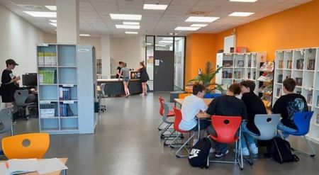 Schülerinnen und Schüler nehmen sich während der großen Pause eine Auszeit in der Mediathek, bevor es zurück in den Klassenraum geht